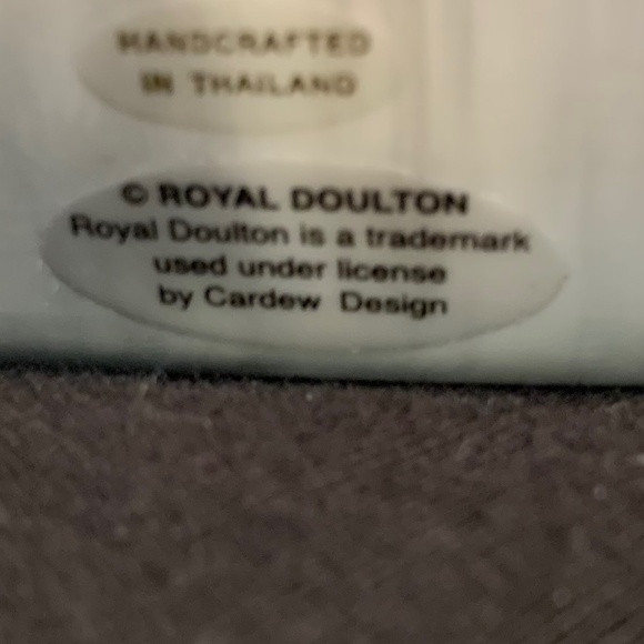 Royal Doulton shelf for small Pretty Ladies. - Picture 3 of 4
